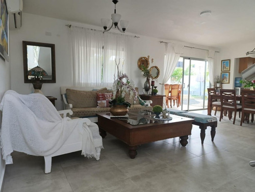 Casa Amueblada En Venta Y Alquiler En Punta Cana, Residencial Primaveral 2, Con Piscina, 3 Habitaciones, 2niveles