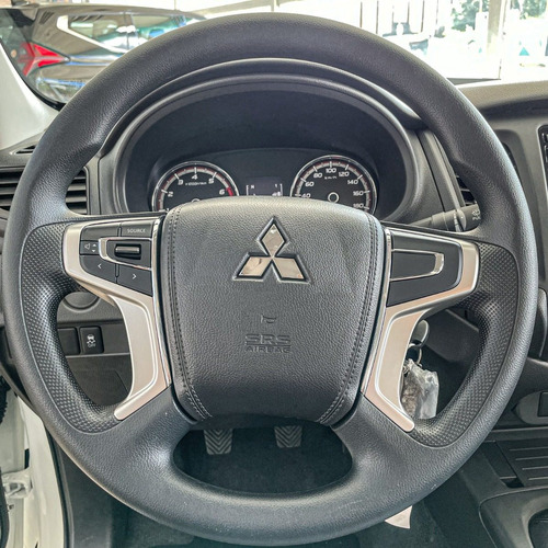 Imagen 10 de 12 de Mitsubishi L200
