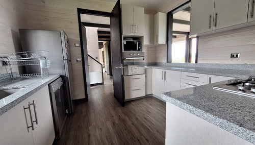 Casa En Venta De 5 Dorm. En Panguipulli