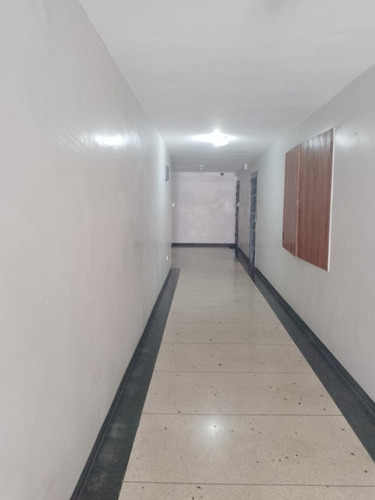 Se Alquila Oficina En Avda. Libertador 102m2