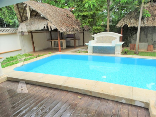 Casa En Venta, Estilo Clásico ,4 Recámaras En Residencial Campestre, Cancún