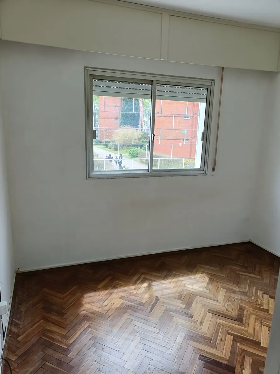 Apartamento En Excelente Estado Y Luz Natural En Todos Sus Ambientes. Posee Placares En Cuartos, Baño Y Cocina.  Aire Acondicionado. Cerca De Servicios Y Avenidas Principales. · Photo 4