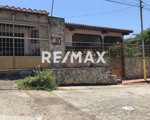 Casa Con Piscina Tipo Posada Ideal Para Inversion Turistica O Residencial, Sector El Salado, Isla De Margarita
