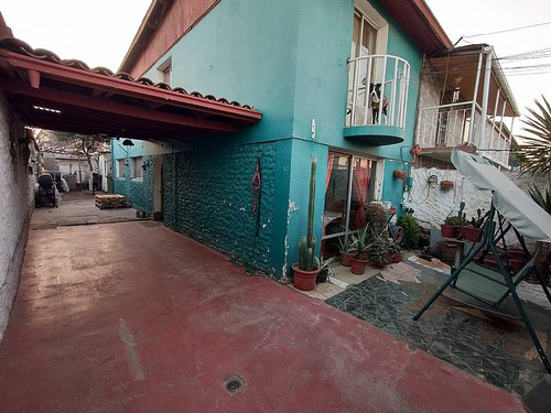 Casa De 2 Pisos Con 3d/2b. Privilegiada Ubicación