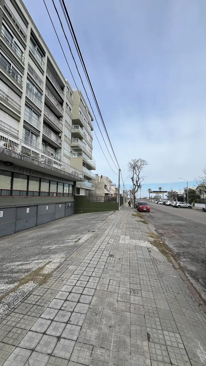 Amplio Apartamento En Malvin A 1 Cuadra De La Rambla, Impecable Estado, Cocina Definida, Calefacción, Dormitorio Amplio, Baño Con Mampara · Foto 2