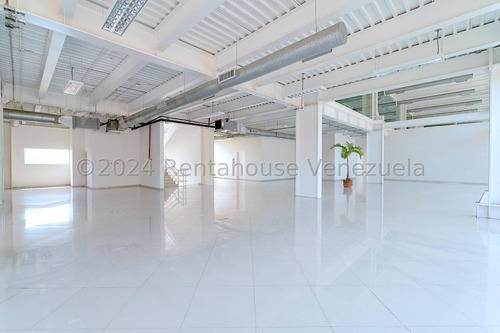 Edif Comercial En Venta Ideal Para Sede Coorporativa (show Room,depositos,oficinas) Fabricantes De Vehiculos,maquinas,equipos De Construccion.el Mejor De La Panamericana 24-26612gm