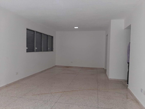 Amplio Local Para Oficinas, Ubicado En Serrallés.