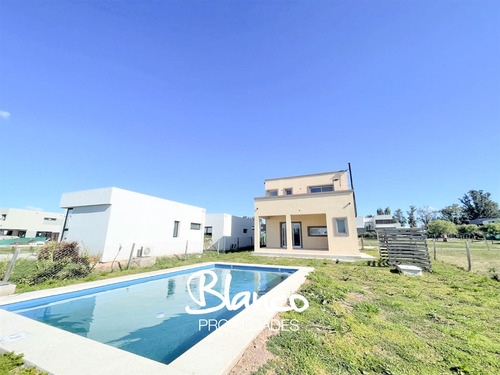 Casa  En Venta En Santa Elena - Pilar Del Este Con Excelente Balcón