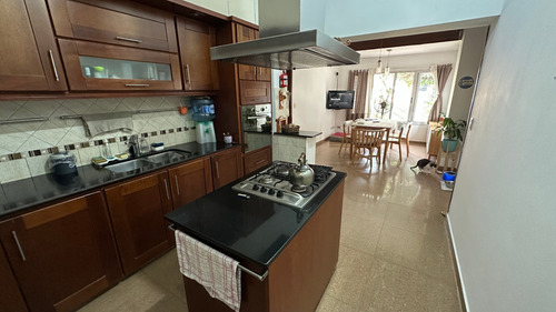 Casa En Venta De 4 Dormitorios C/ Cochera En El Palomar