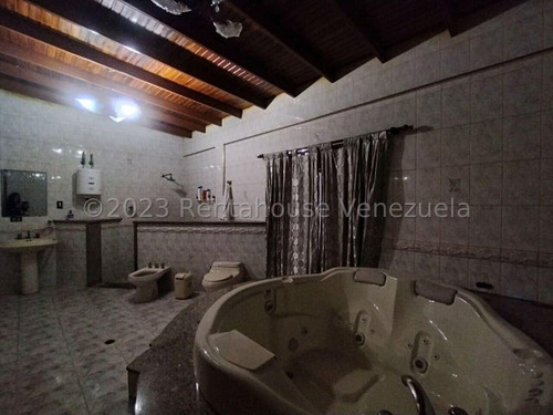 Gran Edificio En Venta En El Casco Central De Palo Negro Con Locales Comercial, Y Apartamentos Db 24-17347