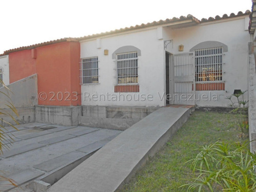 Gisselle Lobo Vende Casa En Los Cerezos 2  4  1  8  0  0  6 Cuenta Con 3 Amplias Habitaciones, Un Baño, Cocina Americana, Patio, Tanque Subterráneo 5000 Lts Y Vigilancia 24hrs.