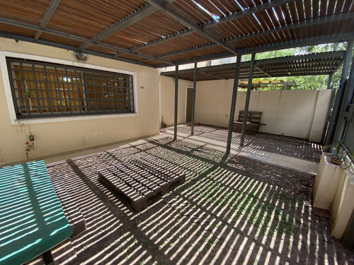 Casa De 3 Dormitorios Con Parrillero, Pileta Y Galería - Fisherton