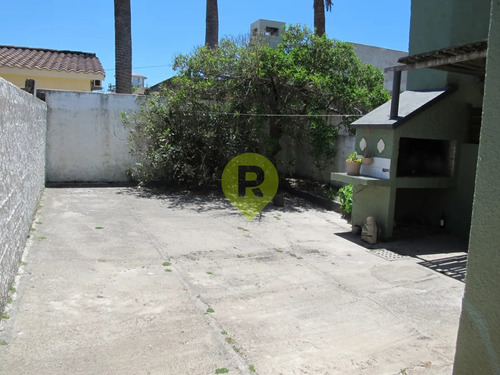 Excelente Ubicación A Dos Cuadras Del Centro, A Una Cuadra De La Playa, Y A Una Cuadra Y Media Del Faro.-