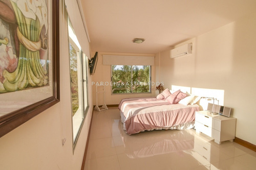 Excelente Apartamento De Tres Dormitorios Frente Al Mar - Punta Del Este- Ref: 2701