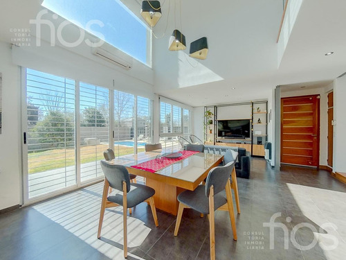 Imagen 9 de 28 de Venta Casa De 3 Dormitorios Con Parque Piscina Cochera En Funes
