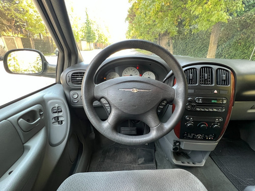 Imagen 12 de 25 de Chrysler Town Country 2005 Flamantísima