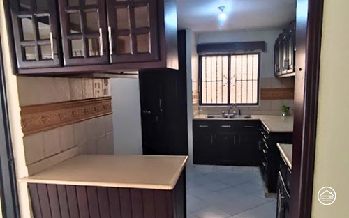 Casa Familiar De 4 Habitaciones, Próxima A La Sirena De San Isidro