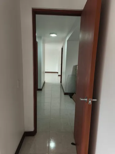 Vendo Apartamento Con Excelente Ubicación En La Parte Baja De La Loma De Los Bernal.