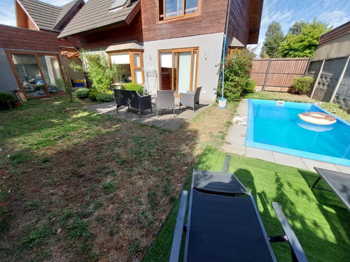 Hermosa Casa, Frente A Colegio Pumahue, 3d+2 Salas E.+4b+2es
