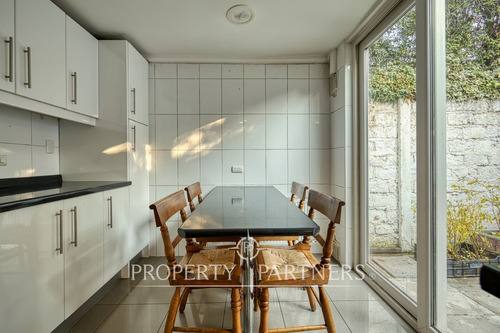 Casa Chilena En Sector Residencial, Cercana A Cole...