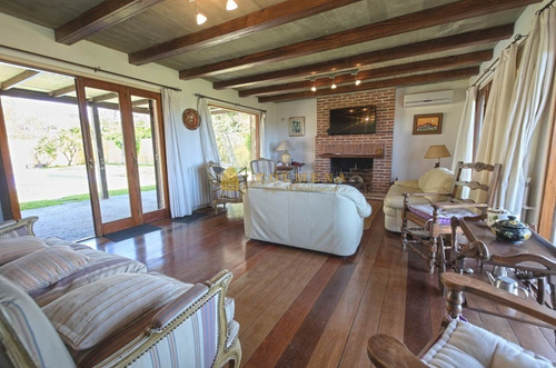 Casa En Alquiler De 4 Dormitorios, Piscina Y Barbacoa En San Rafael.- Ref: 3875
