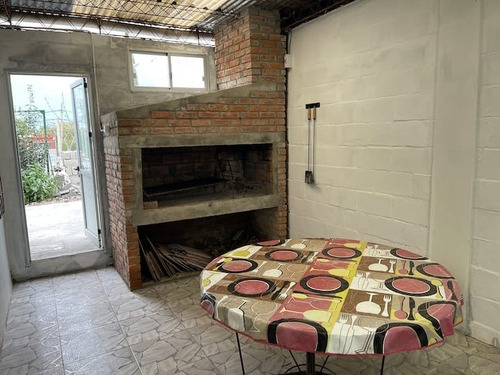 Imagen 11 de 15 de Casa De Dos Dormitorios Con Jardín, Barbacoa Y Techo Para Vehículo