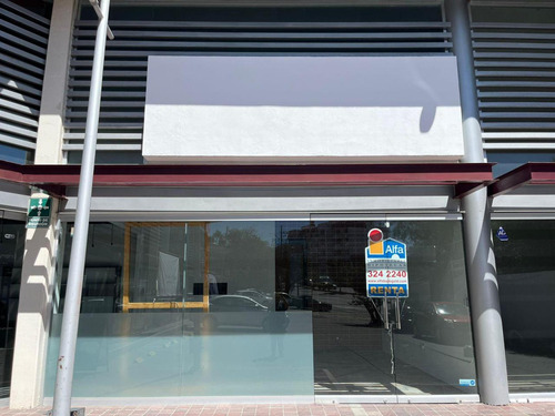 Local En Renta En Jardines Del Moral, León, Gto. Sobre Av. León E Insurgentes Con Estacionamiento