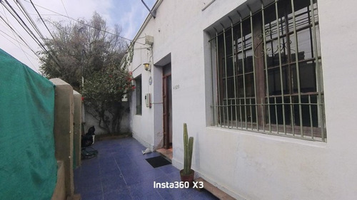 Amplia Casa Antigua Con Patio. Zona Residencial