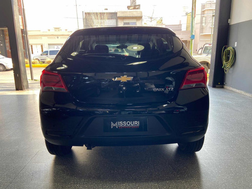Imagen 6 de 24 de Chevrolet Onix 1.4 Ltz At 98cv 2016