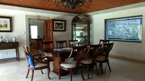 Excelente Casa En Zona Dorada De Cuernavaca, Espacios Amplios Y Acabados De Lujo.