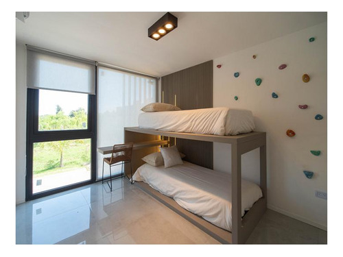 Triplex En Venta En Barrio Cerrado En Tigre. Amplios
