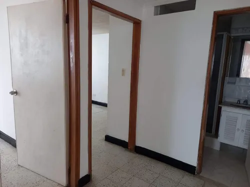 Apartamento Cerca Al Mar, Con Amplios Espacios Y Excelente Ubicación Cod. 54445