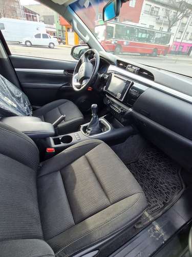 Imagen 11 de 15 de Toyota Hilux Srv 4x2 2019