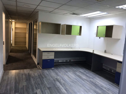 Arriendo Amplisima Oficina Amoblada En Edificio Boutique