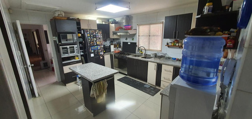 Se Vende Casa De 1 Piso. 3d, 3b + Servicio Y Quincho