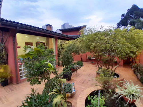 Sobrado Com 4 Dormitórios, Piscina E Churrasqueira