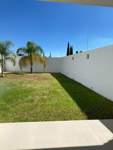 Hermosa Residencia En Cumbres Del Lago, Gran Jardín, T.345 M