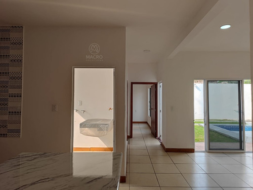 Casa En Venta De 2 Niveles En Col. Empleado Postal Con Alberca Apta A Créditos