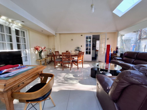 Casa En Venta De 5 Dorm. En Ñuñoa