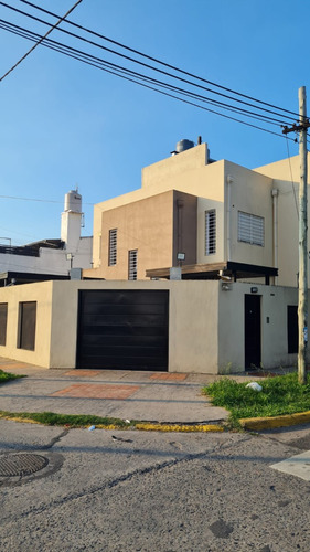 Duplex 3 Ambientes En Dos Plantas Al Frente Con Entrada De Auto Y Patio. Sin Expensas. Muy Buen Estado, Villa Luzuriaga