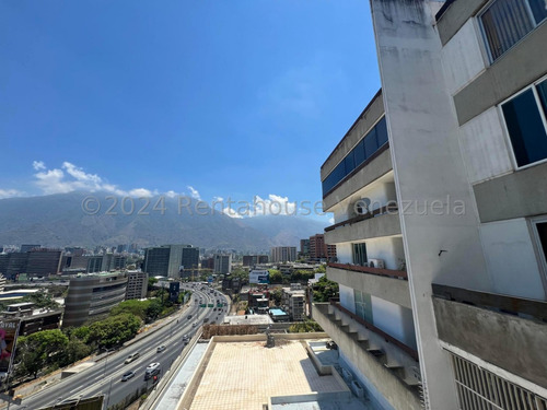 Apartamento En Venta Con Excelente Ubicaciòn En La Urb. Lomas De Las Mercedes