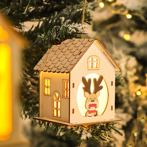 Casa De Madera K Para El Día De Navidad Con Ligeras Decoraci