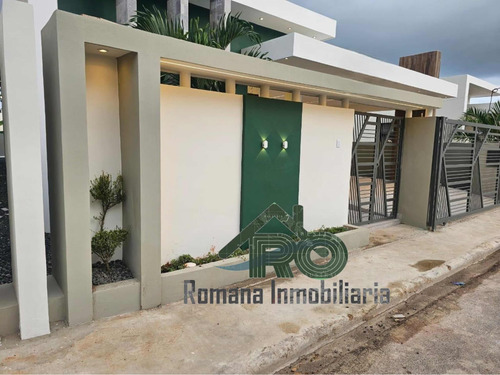Exclusiva Casa Ubicada En El Residencial Los Lirios, La Roma