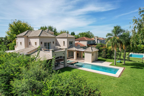 Casa En Venta Barrio Los Jazmines, Pilar Del Este