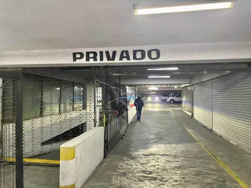 Vende Directo Dueño Estacionamiento 1° Piso (esquina)