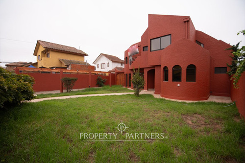 Casa Con Excelente Ubicación En San Joaquín