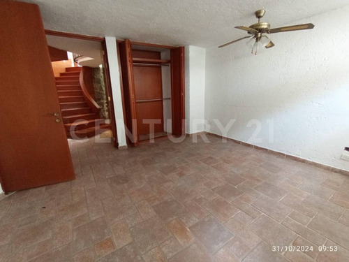 Casa Tipo Colonial Con 3 Recamaras Y Amplio Jardín
