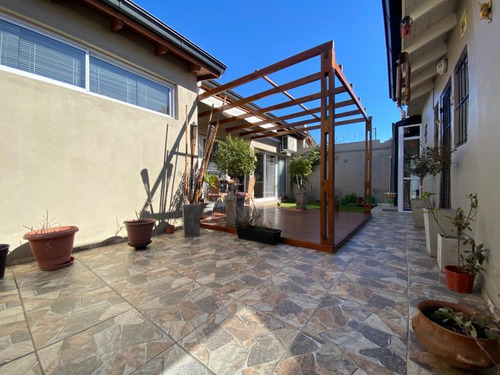 Casa En Venta - 2 Dormitorios 2 Baños - 230mts2 - Mar Del Plata