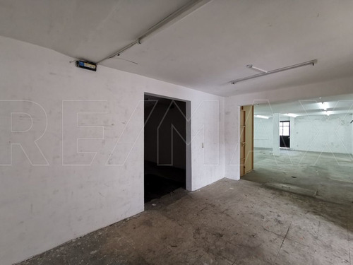 Casa En Esquina Con 430 M2 De Construcción.