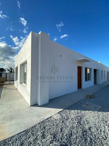 Casa En Maldonado A Estrenar. Construcción Tradicional. Barbacoa Abierta Y Cochera. 